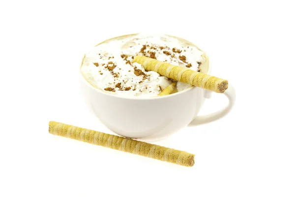 Ένα φλυτζάνι του cappuccino και γκοφρέτα ρολά που απομονώνονται σε λευκό — Φωτογραφία Αρχείου