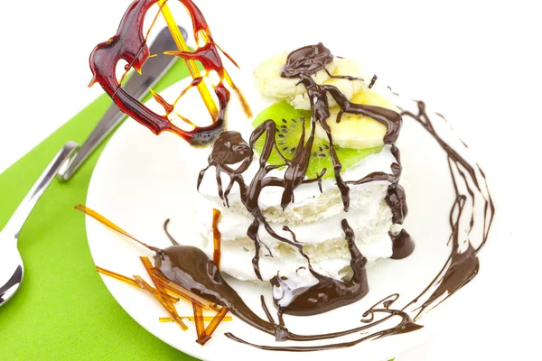 Десерт с сердцем карамели изолированы на белом — стоковое фото