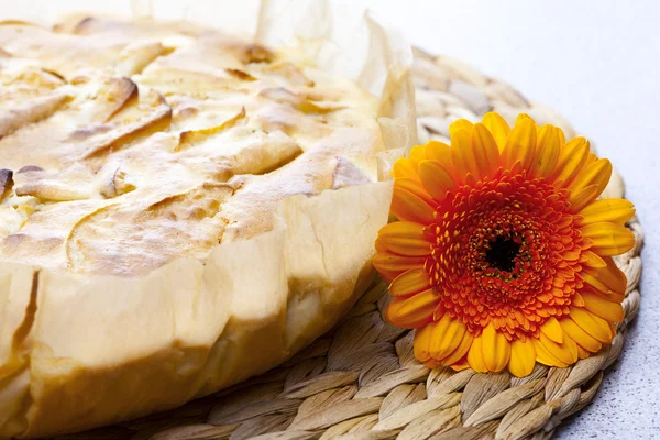 Apple pie with a flower — Stock Photo, Image