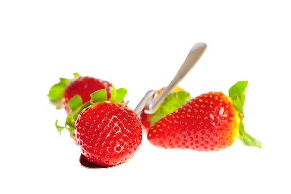 Aardbeien en lepel geïsoleerd op wit — Stockfoto