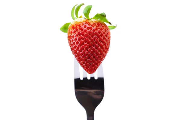Erdbeere auf Gabel isoliert auf weiß — Stockfoto