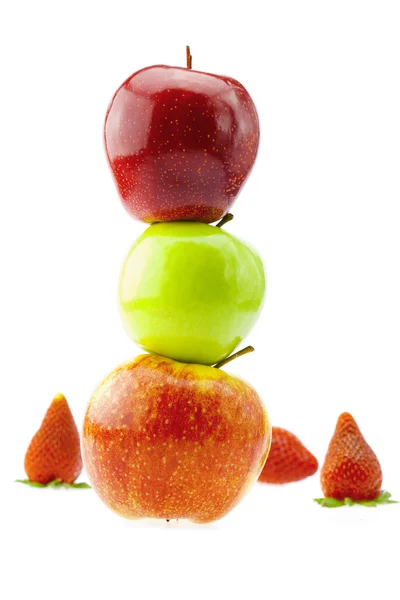 Elma ve üzerinde beyaz izole çilek — Stok fotoğraf