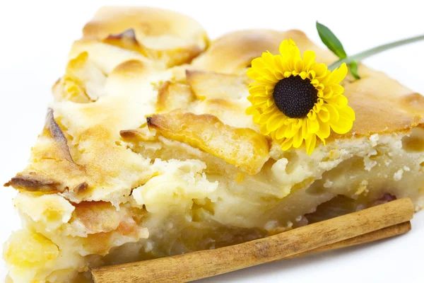 Pedazo de tarta de manzana y una flor aislada en blanco — Foto de Stock