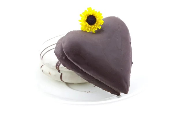 Cake in de vorm van hart en een geïsoleerd op witte bloem — Stockfoto
