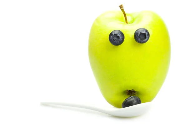 Πράσινο μήλο με τα μάτια του τα βακκίνια απομονωθεί σε λευκό — Φωτογραφία Αρχείου
