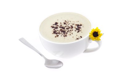 bir fincan cappuccino bir kaşık ve bir çiçek üzerinde beyaz izole