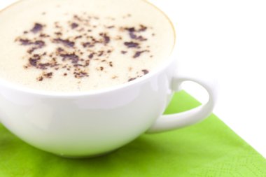 kapuçino üzerinde beyaz izole yeşil kumaş üzerine