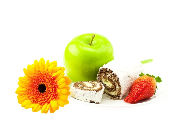 ケーキ、イチゴ、リンゴ、白で隔離される花 — ストック写真