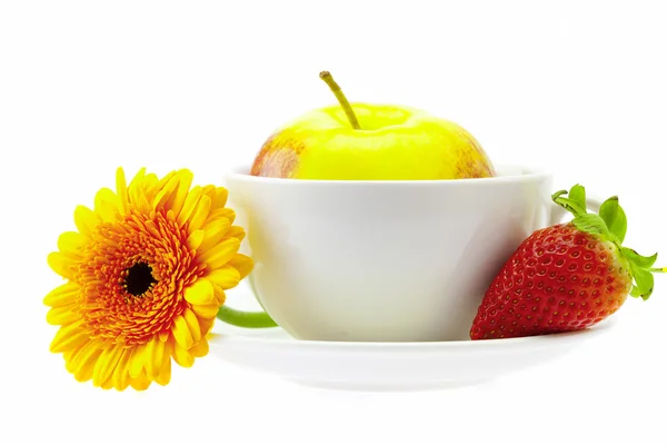 Manzana en una taza, fresa y flor aisladas en blanco — Foto de Stock