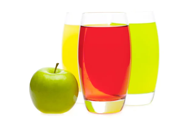 Яблоко и сок в стаканах изолированы на белом — стоковое фото