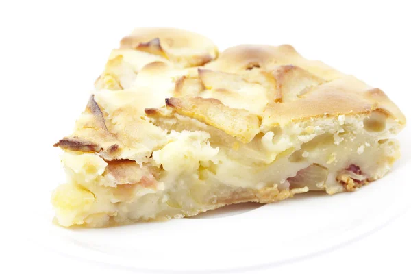 Шматок яблучного пирога ізольовано на білому — стокове фото