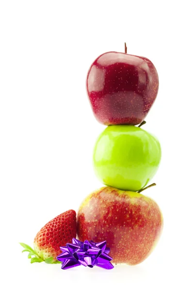 Äpfel stehen sich isoliert auf weißem Grund gegenüber — Stockfoto