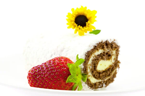 Bułka słodka truskawka i kwiat na białym tle — Zdjęcie stockowe