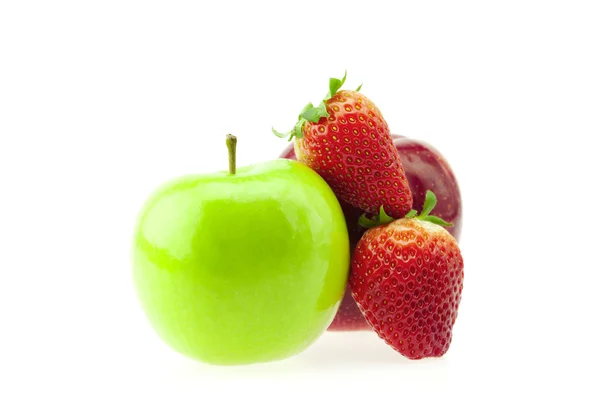 แอปเปิ้ลและสตรอเบอร์รี่แยกจากสีขาว — ภาพถ่ายสต็อก