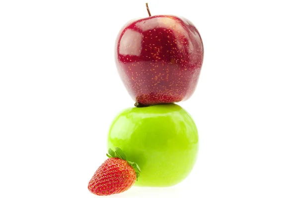 Äpfel und Erdbeeren isoliert auf weiß — Stockfoto