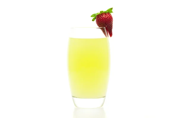 Cocktail con una fetta di fragola isolata su bianco — Foto Stock