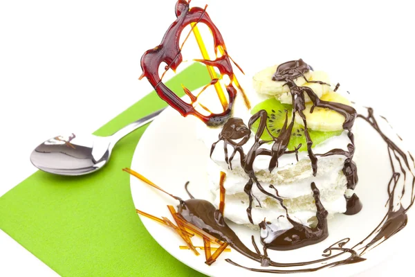 Dessert mit Karamellherz isoliert auf Weiß — Stockfoto
