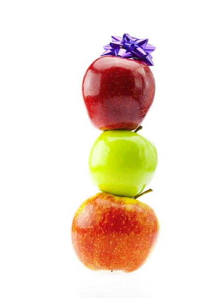 Äpfel stehen sich isoliert auf weißem Grund gegenüber — Stockfoto