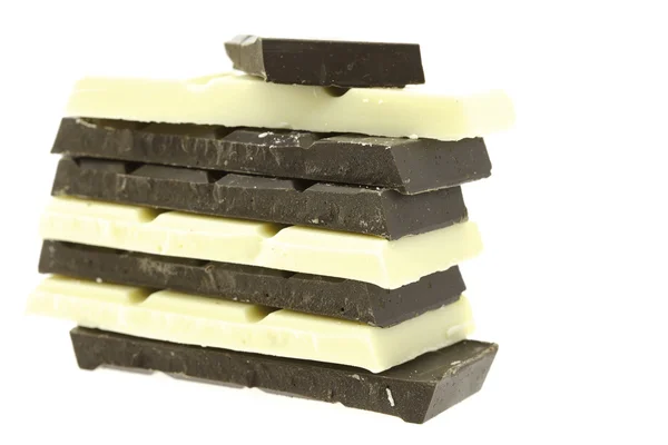 Tegels van donkere en witte chocolade op wit wordt geïsoleerd — Stockfoto