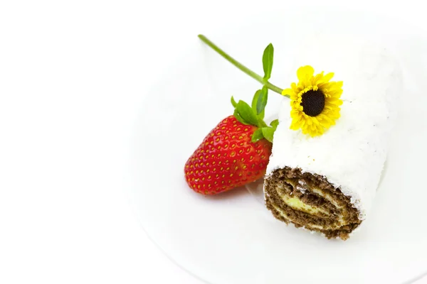 Bułka słodka truskawka i kwiat na białym tle — Zdjęcie stockowe