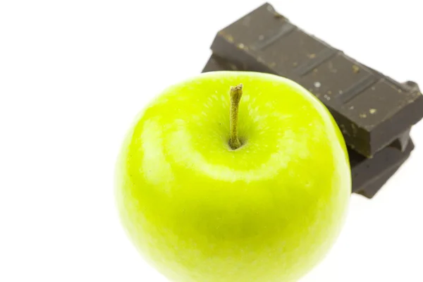 アップル、白で隔離されるチョコレート — ストック写真