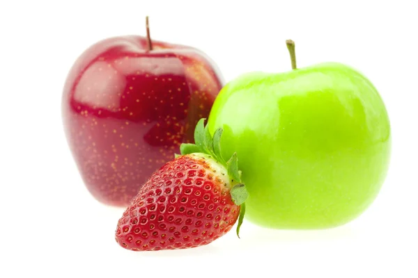 Manzanas y fresas aisladas sobre blanco —  Fotos de Stock