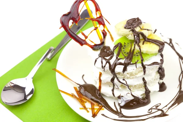 Dessert mit Karamellherzen isoliert auf Weiß — Stockfoto