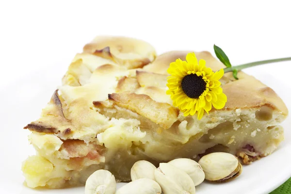 Stück Apfelkuchen und eine Blume isoliert auf weiß — Stockfoto