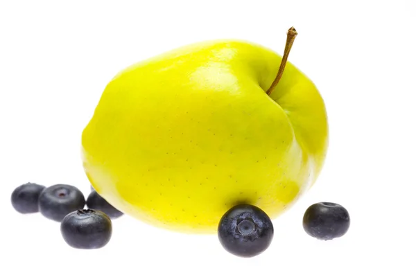 Green apple and blueberry isolated on white — Stock Photo, Image