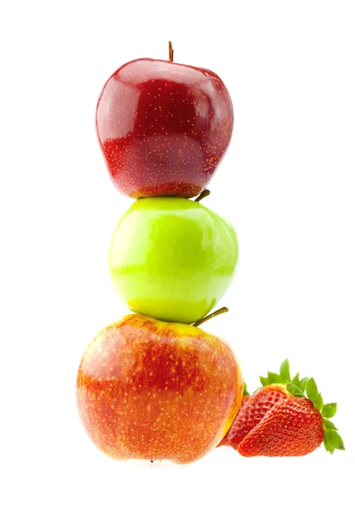 Jabłek i truskawek na białym tle — Zdjęcie stockowe