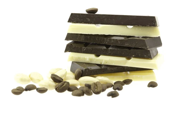 Mörk och vit choklad isolerad på vit — Stockfoto