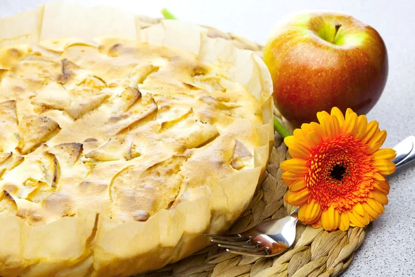 Яблучний пиріг яблуко і квітка — стокове фото