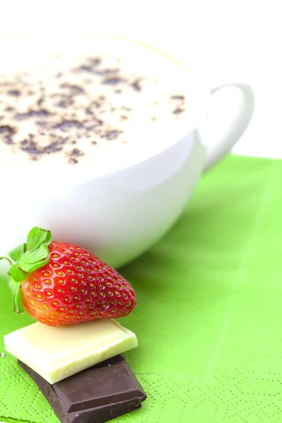 卡布奇诺咖啡与巧克力和草莓上白色隔离 — 图库照片