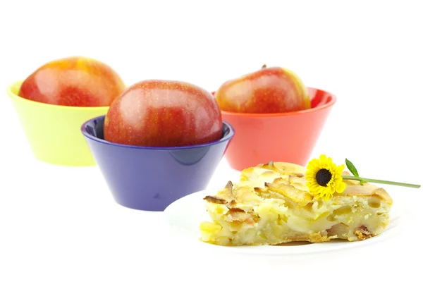 Jablečný koláč apple a květina izolované na bílém — Stock fotografie