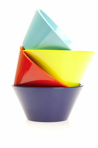 Цветные чашки, изолированные на белом — стоковое фото
