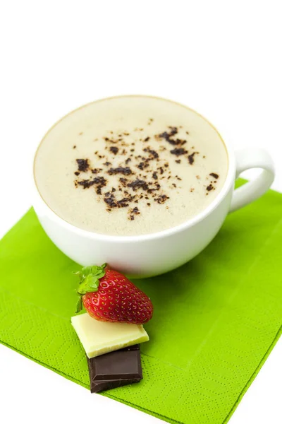 Çikolata ve çilek beyaz izole cappuccino — Stok fotoğraf