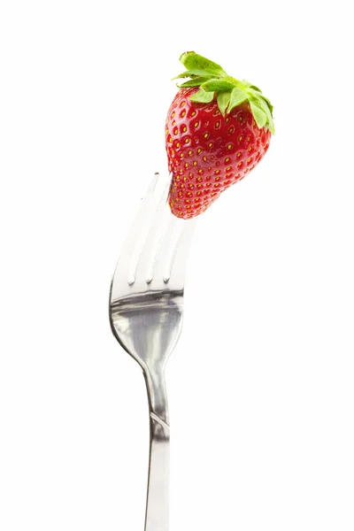 Erdbeere auf Gabel isoliert auf weiß — Stockfoto