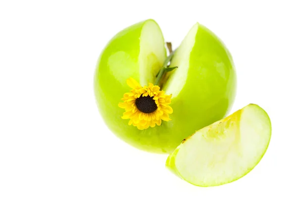 Pomme avec une fleur jaune isolée sur blanc — Photo