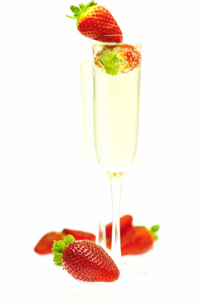 Morangos com champanhe isolado em um branco — Fotografia de Stock