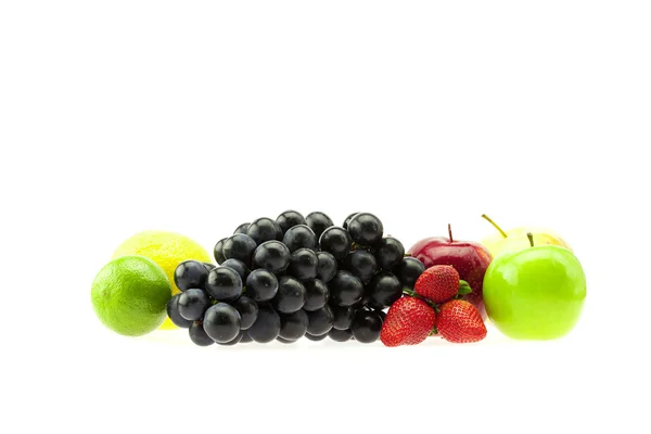 Winogron, jabłka i truskawki na białym tle — Zdjęcie stockowe