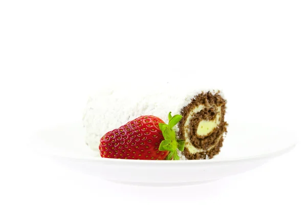 Rouleaux sucrés et fraises isolés sur blanc — Photo