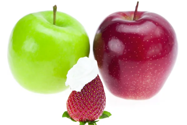 リンゴと白で隔離されるホイップ クリームとイチゴ — ストック写真