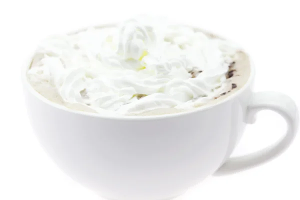 Een kopje cappuccino op wit wordt geïsoleerd — Stockfoto