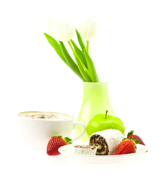 静物咖啡甜卷和草莓上孤立 — 图库照片