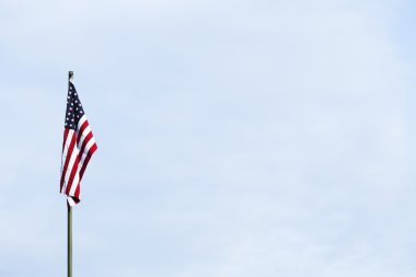 Mavi gökyüzüne karşı Amerikan bayrağı
