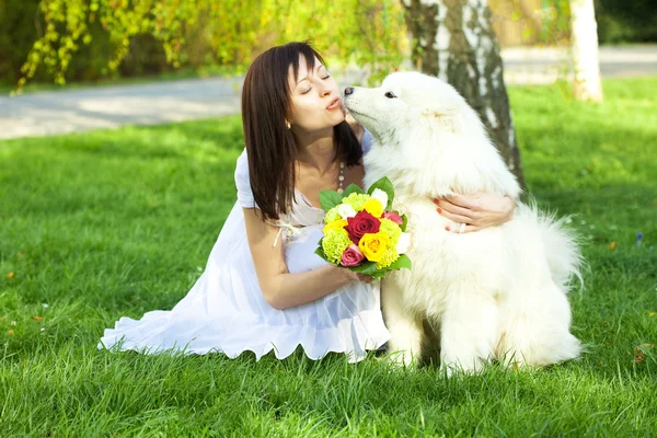 Genç gelin ve doğa köpek