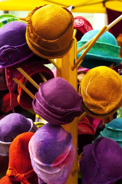 Arka planı renkli şapkalar — Stok fotoğraf