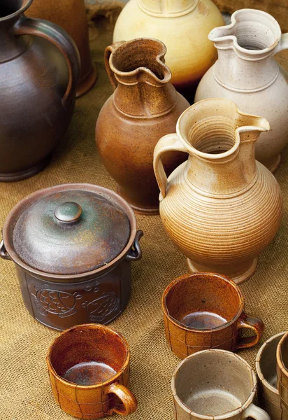 陶器罐站在亚麻 — 图库照片
