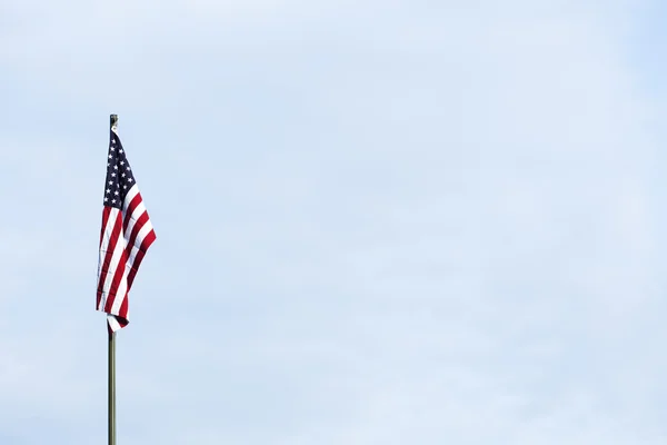 Mavi gökyüzüne karşı Amerikan bayrağı — Stok fotoğraf