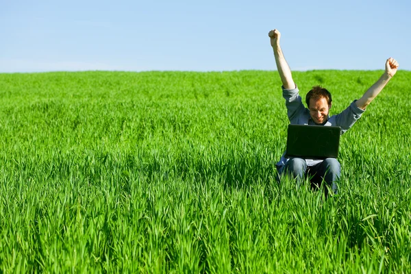 Fiatal ember használ egy laptop a szabadban — Stock Fotó